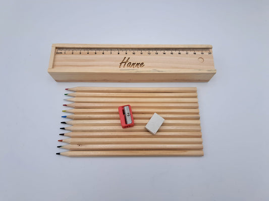 Houten pennendoos met potloden, gom en slijper2