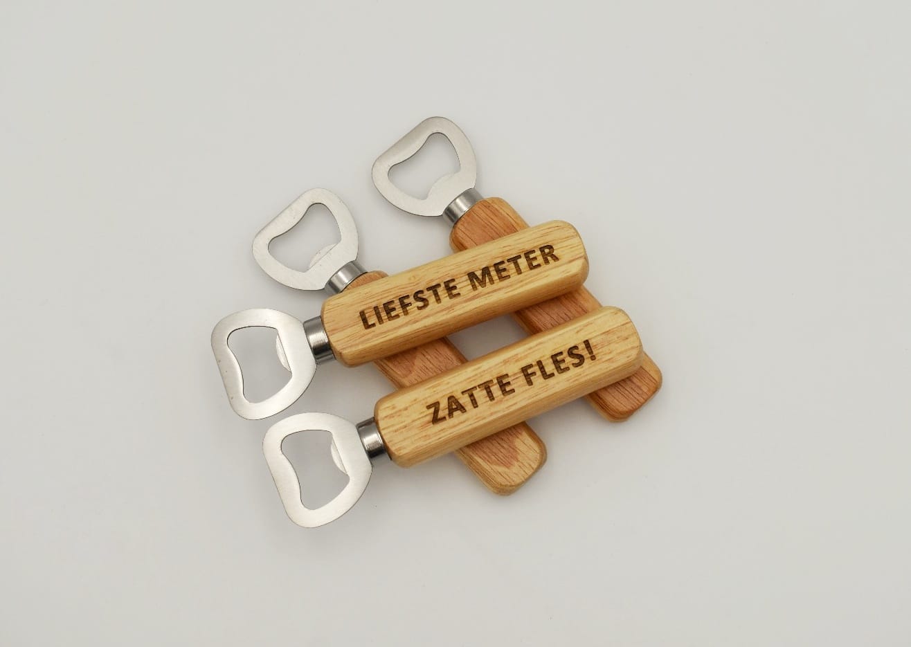 Houten flesopener met gravure