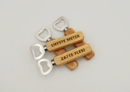 Houten flesopener met gravure