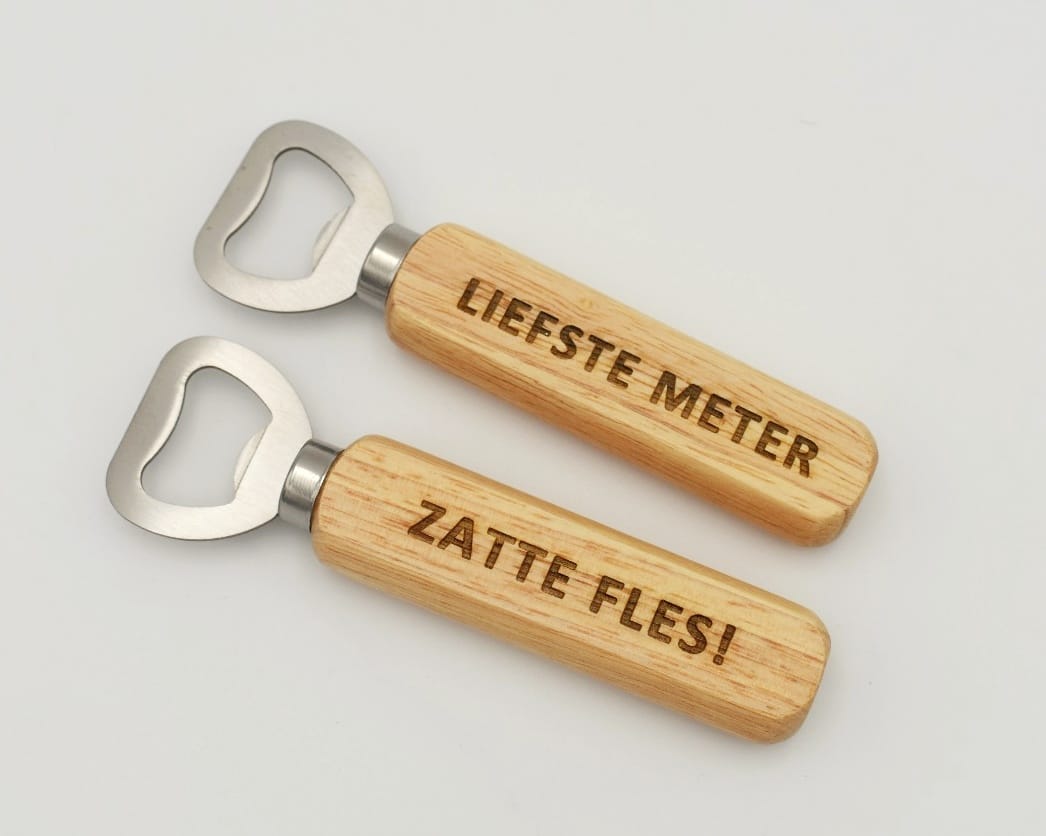 Houten flesopener met gravure