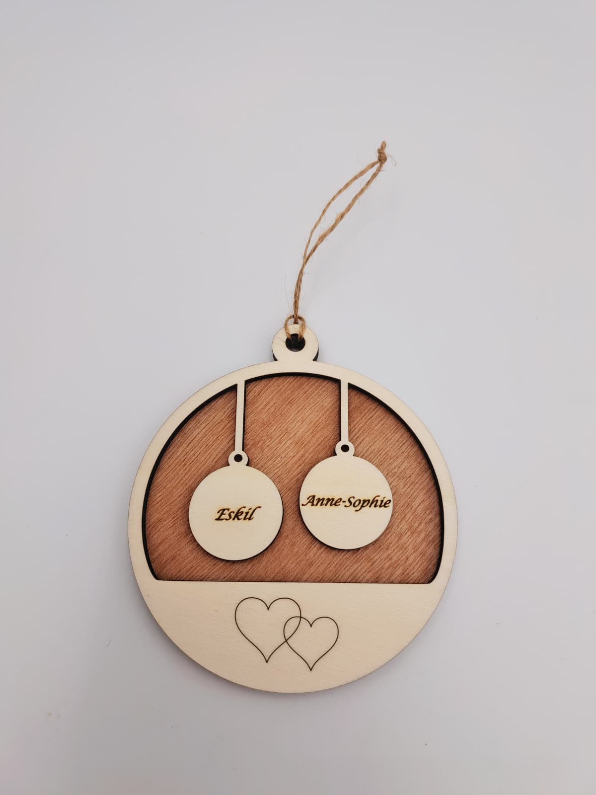Houten kerstbal met 2 lagen en  gegraveerde namen koppel