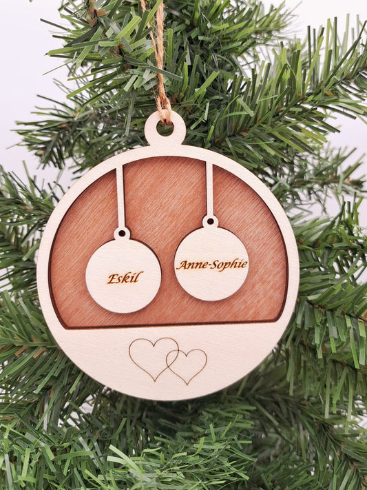 Houten kerstbal met 2 lagen en  gegraveerde namen kopel liefde