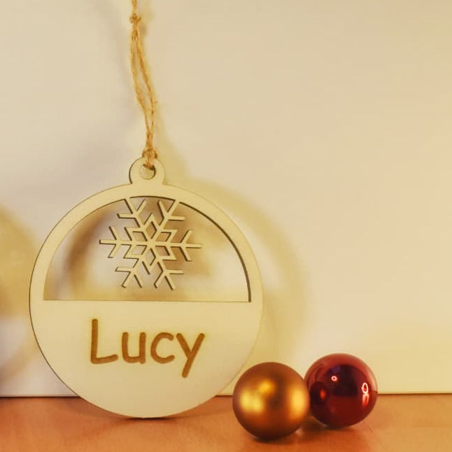 Houten kerstbal sneeuwvlok met naam