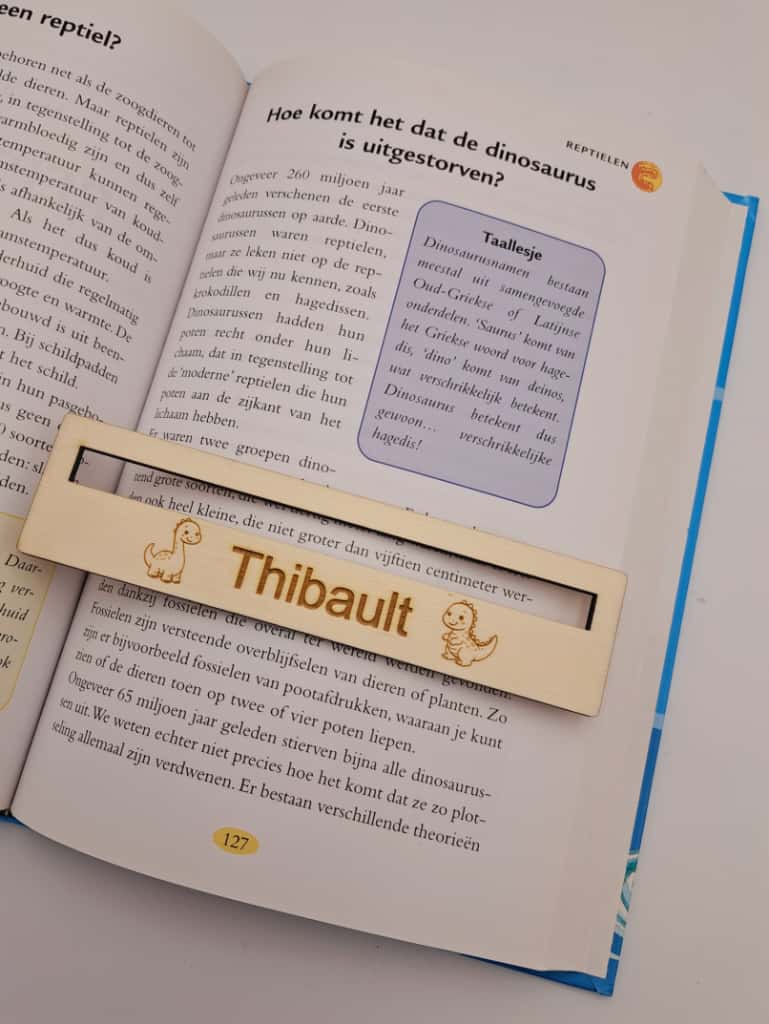 Houten leesliniaal met naam en figuurtje met boek