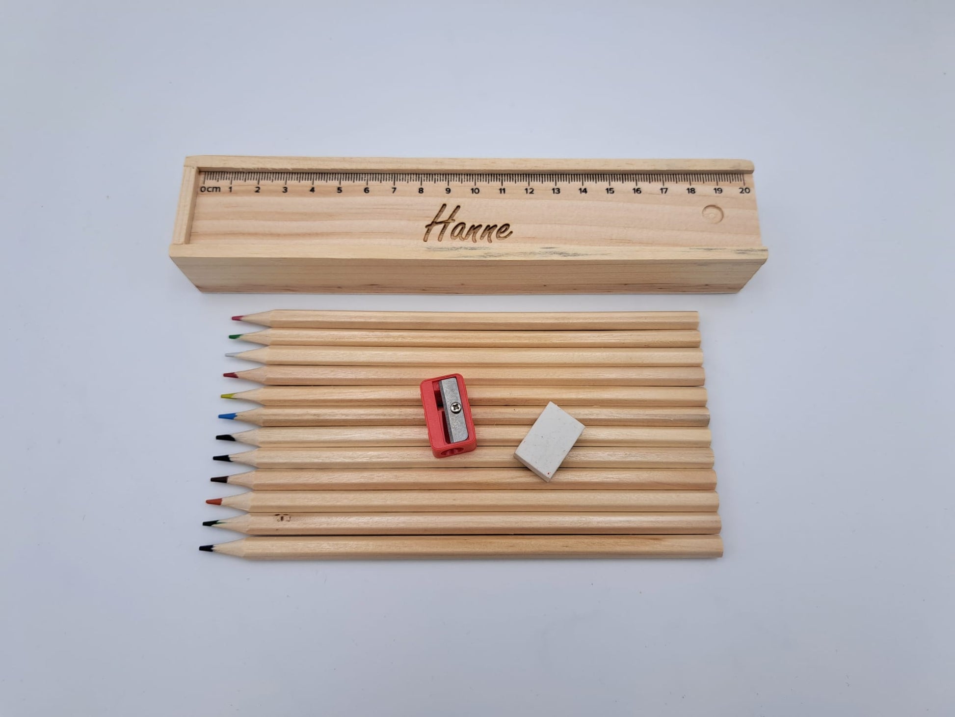 Houten pennendoos met potloden, gom en slijper2