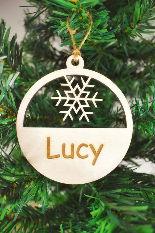Houten kerstbal met gegraveerde naam - sneeuwvlok