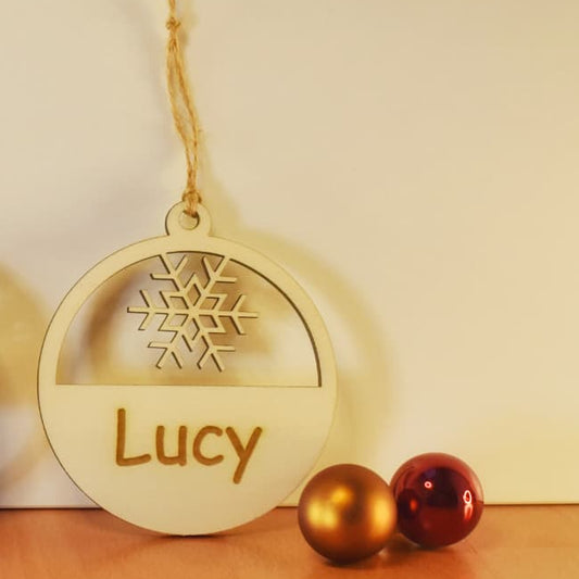 Houten kerstbal met gegraveerde naam - sneeuwvlok