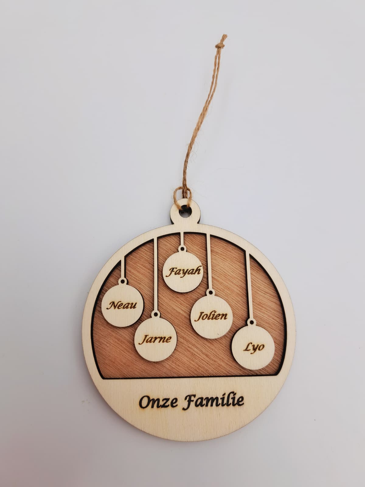 Houten kerstbal met 2 lagen en  gegraveerde namen