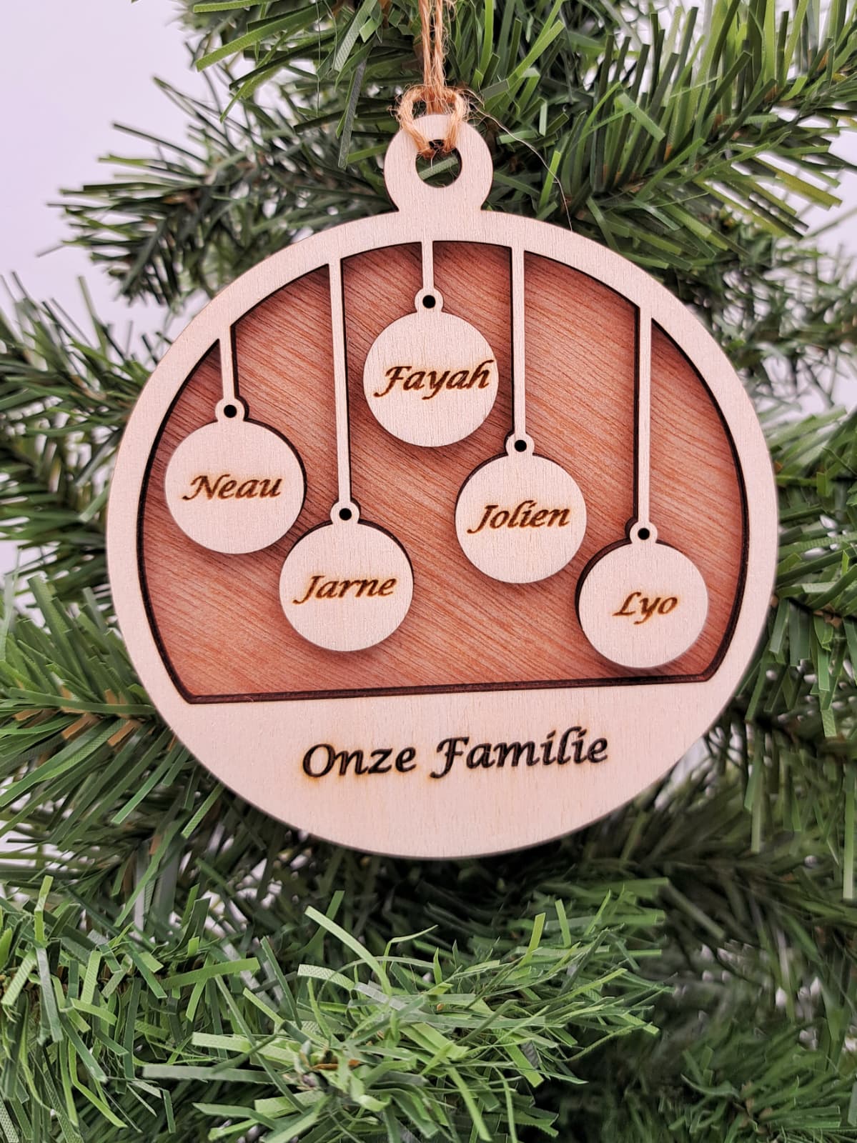 Houten kerstbal met 2 lagen en  gegraveerde namen