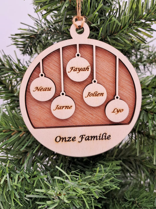 Houten kerstbal met 2 lagen en  gegraveerde namen