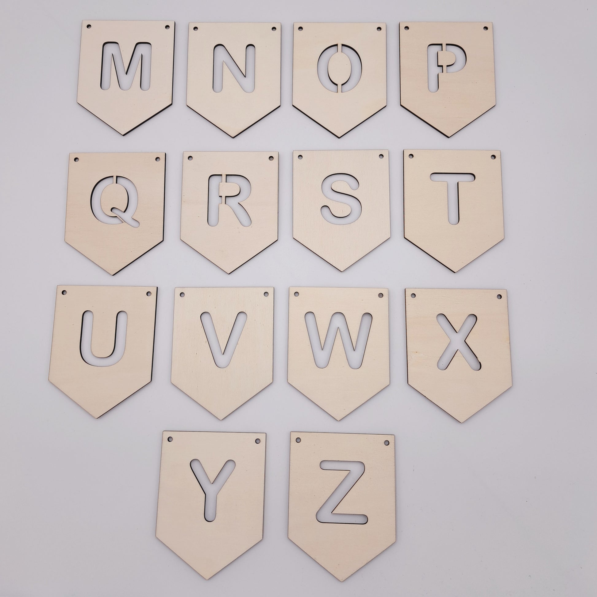 houten naamslinger vlaggetjes met letters m tot z