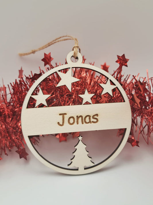 Houten kerstbal met gegraveerde naam - sterretjes en kerstboom