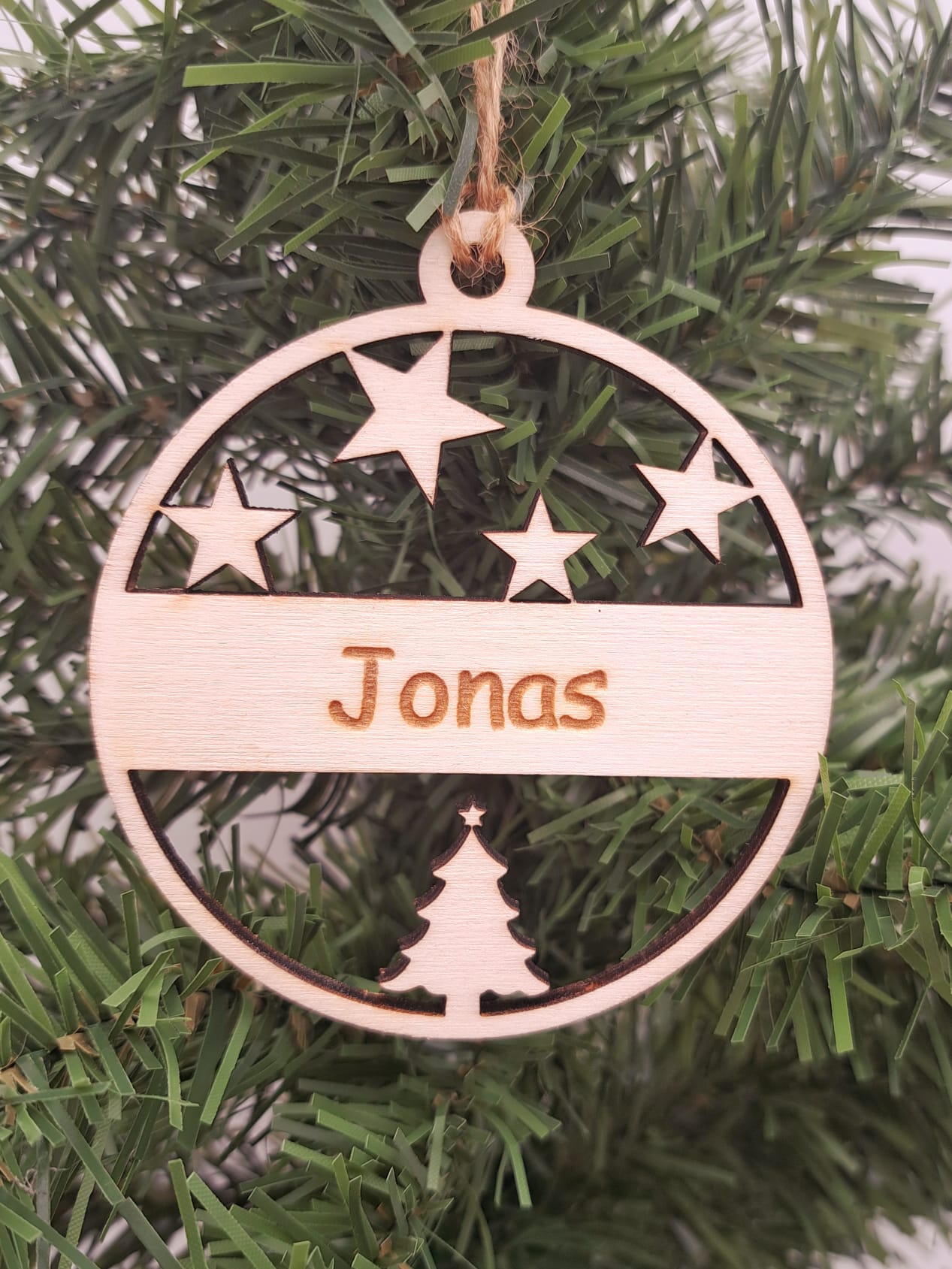 Houten kerstbal met gegraveerde naam - sterretjes en kerstboom